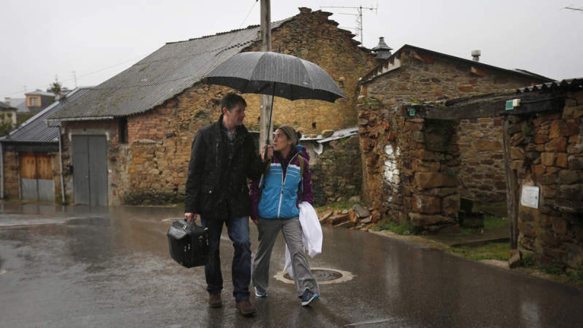 Llueve en Lillo del Bierzo y el médico y la enfermera van a casa de una paciente. El paraguas de la sanidad aún protege a este pueblo.
