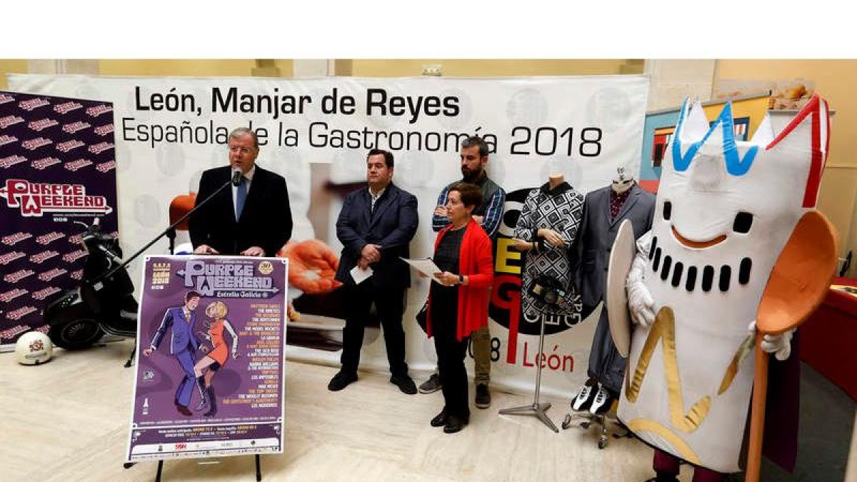 El alcalde, Antonio Silván; el presidente de León Gótico, Juan Dopico; la Jefa de Cultura de la Junta en León, Amelia Biaín; y Santiago Miguélez, de Estrella Galicia. M. PÉREZ