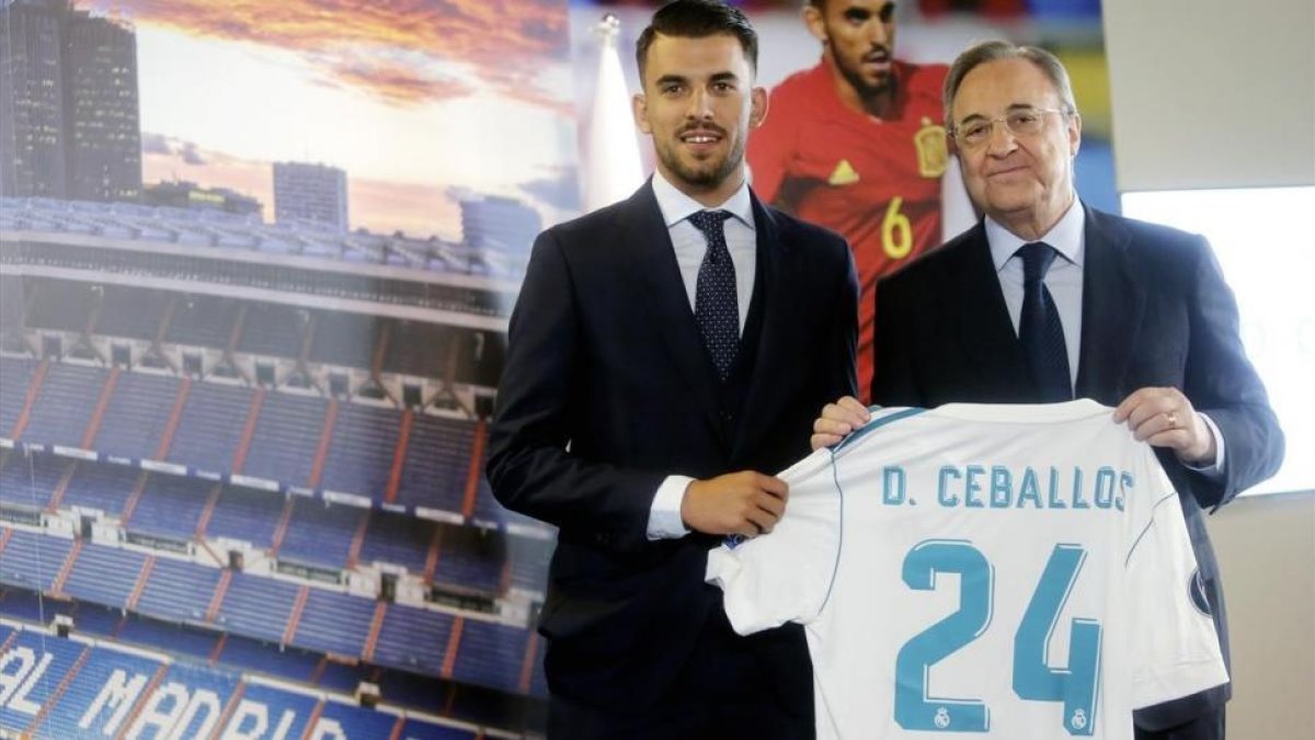 Dani Ceballos junto a Florentino Pérez en la presentación del bético en el Bernabéu