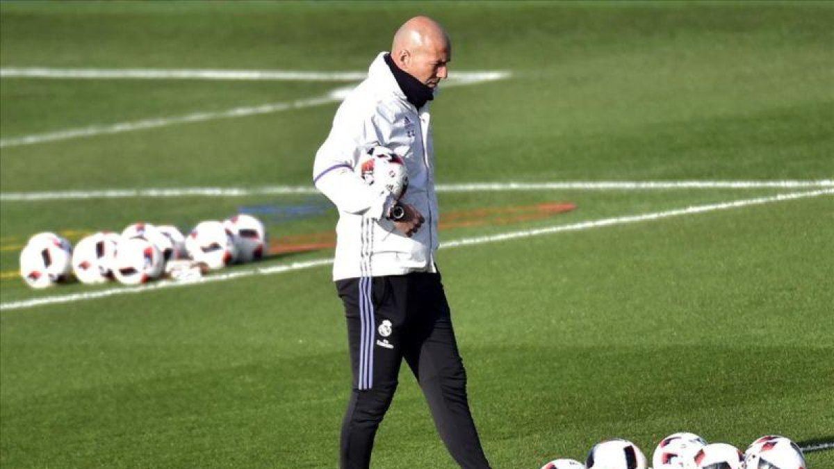 Zinedine Zidane, durante el entrenamiento de este martes en la ciudad deportiva de Valdebebas.