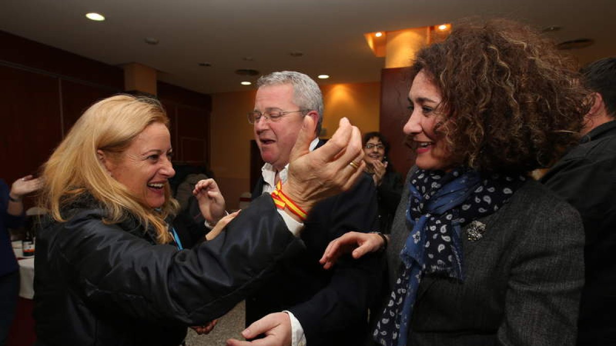 La alcaldesa (dcha.) con Hevia en la noche electoral.