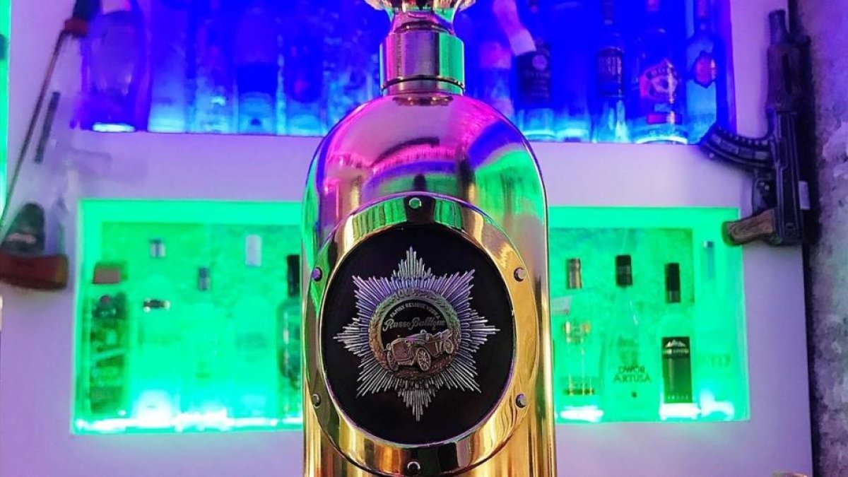 Imagen de archivo de la botella de vodka Russo-Baltique.