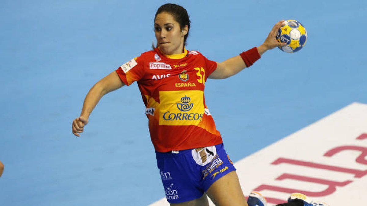 MIREYA GONZALEZ SE DISPONE A DISPARAR DURANTE EL PREPARATORIO DE LA SELECCION DE BALONMANO FEMENINO EN ELDA