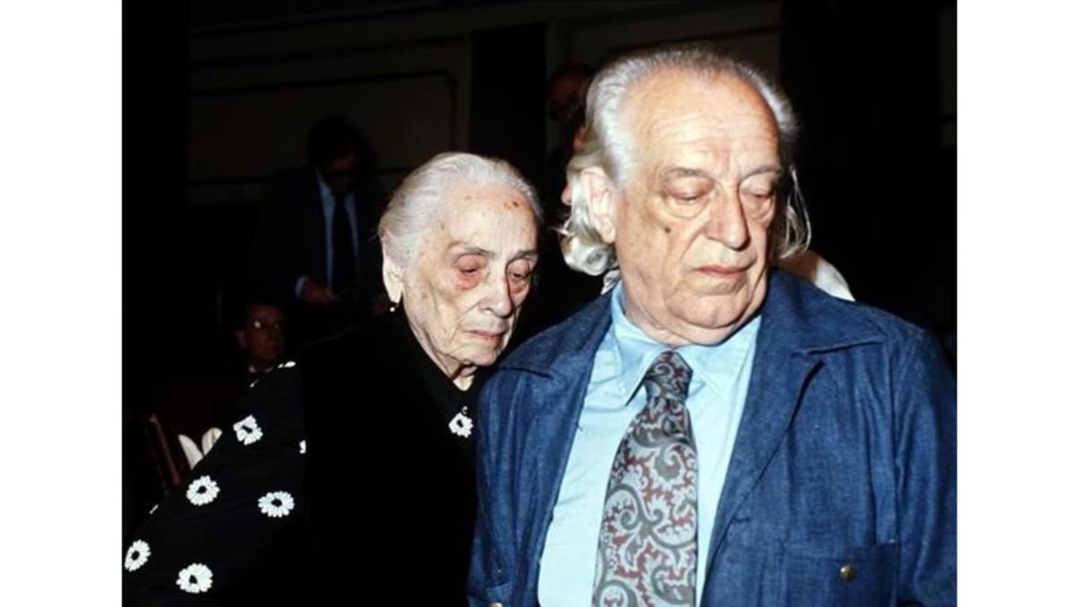Rafael Alberti y Dolores Ibarruri, Pasionaria, en las Cortes, en 1977.