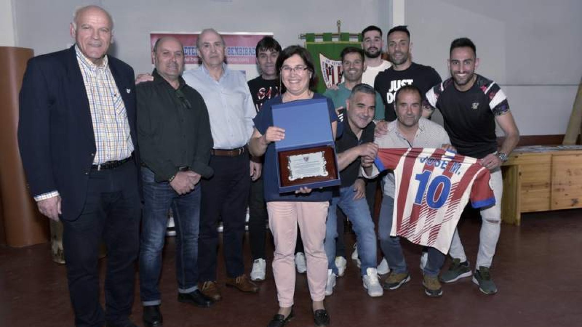 Serafín Vázquez y Rosalía Fernández junto a parte de los once jugadores de Quintana de Fuseros que han vestido la camiseta del Atlético Bembibre. RODO LÓPEZ