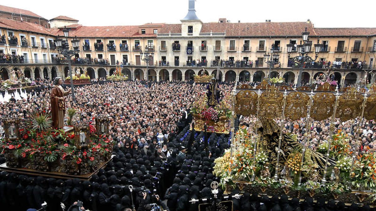El balcón del consistorio es el lugar privilegiado para asistir al Encuentro.