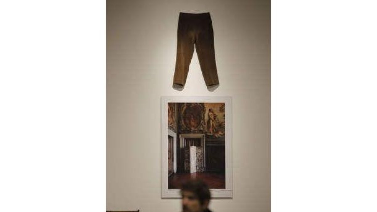 Un detalle de la exposición 'La misión y los misioneros', de Georges Adéagbo.