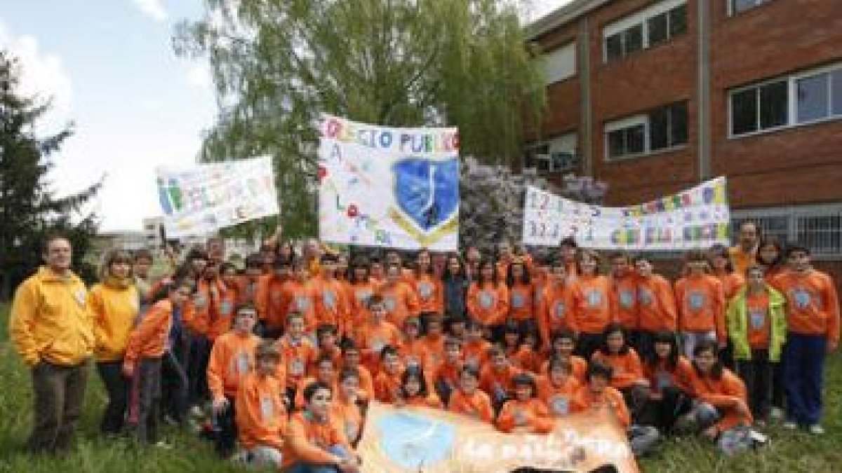 El alumnado de sexto luce las camisetas naranjas con el escudo del centro, su «uniforme»