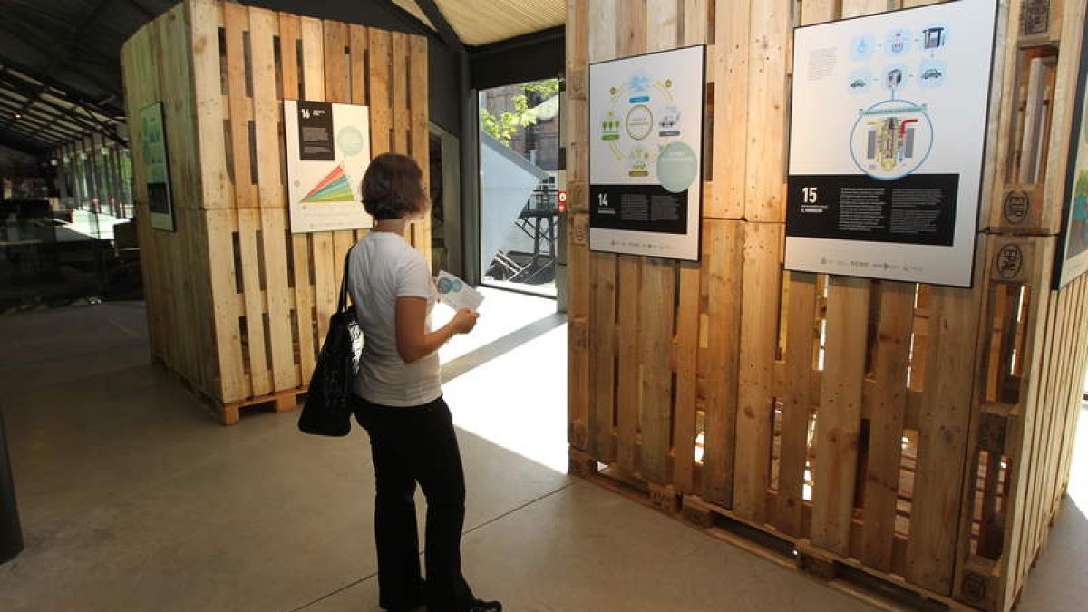 La exposición estará abierta hasta el 31 de diciembre en el hall del Muelle de Carbones.