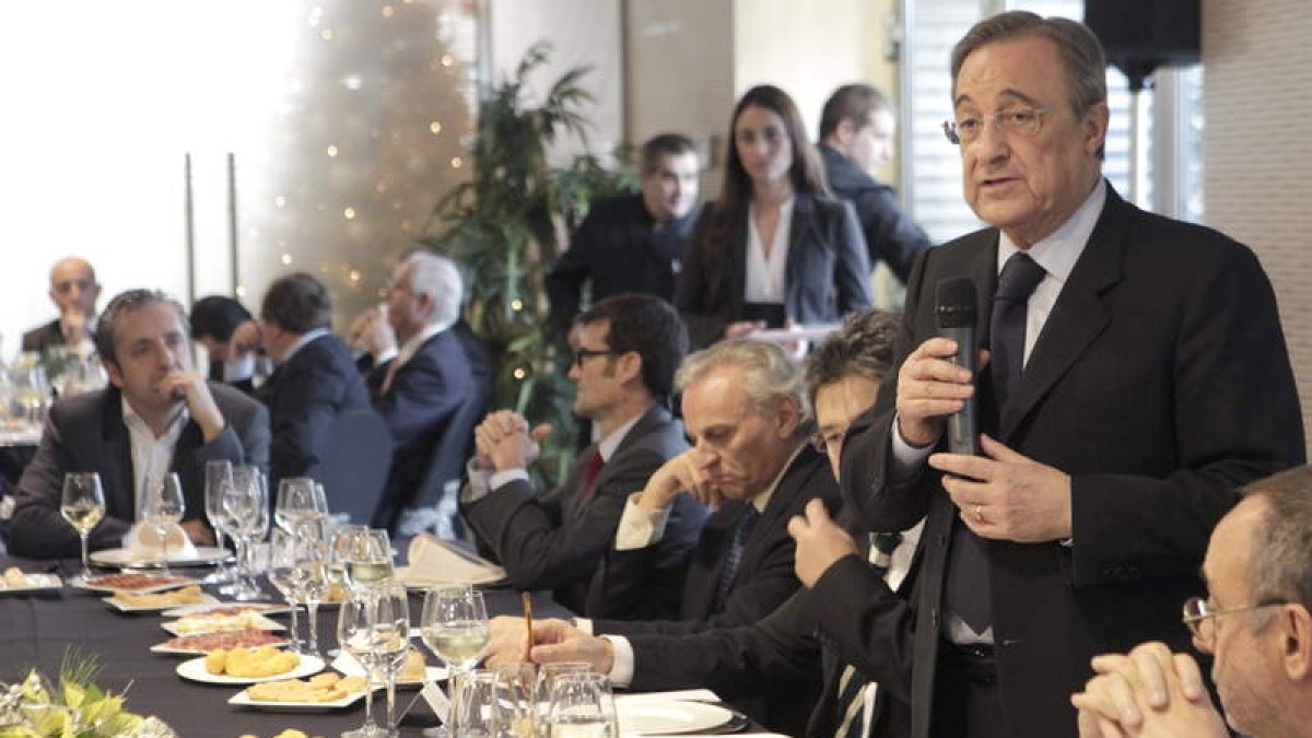 Florentino Pérez durante su intervención al inicio de la tradicional comida navideña que organiza el Madrid con los medios.