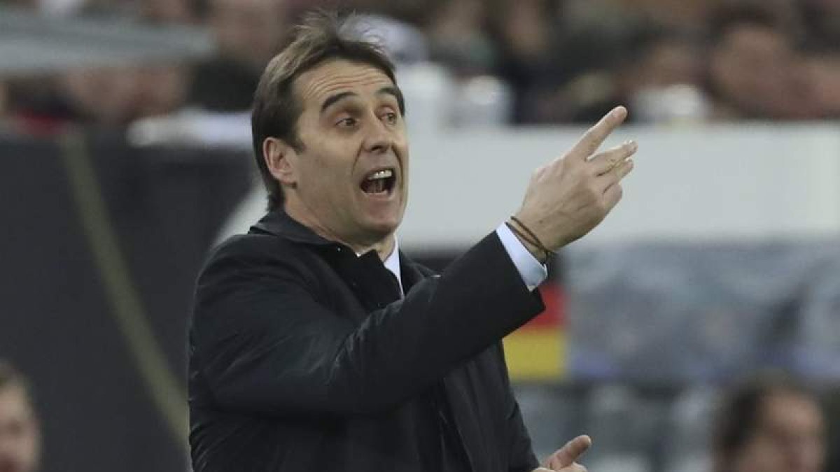 Julen Lopetegui apunta la lista que representará a España en el Mundial de Rusia. SRDJAN SUKI