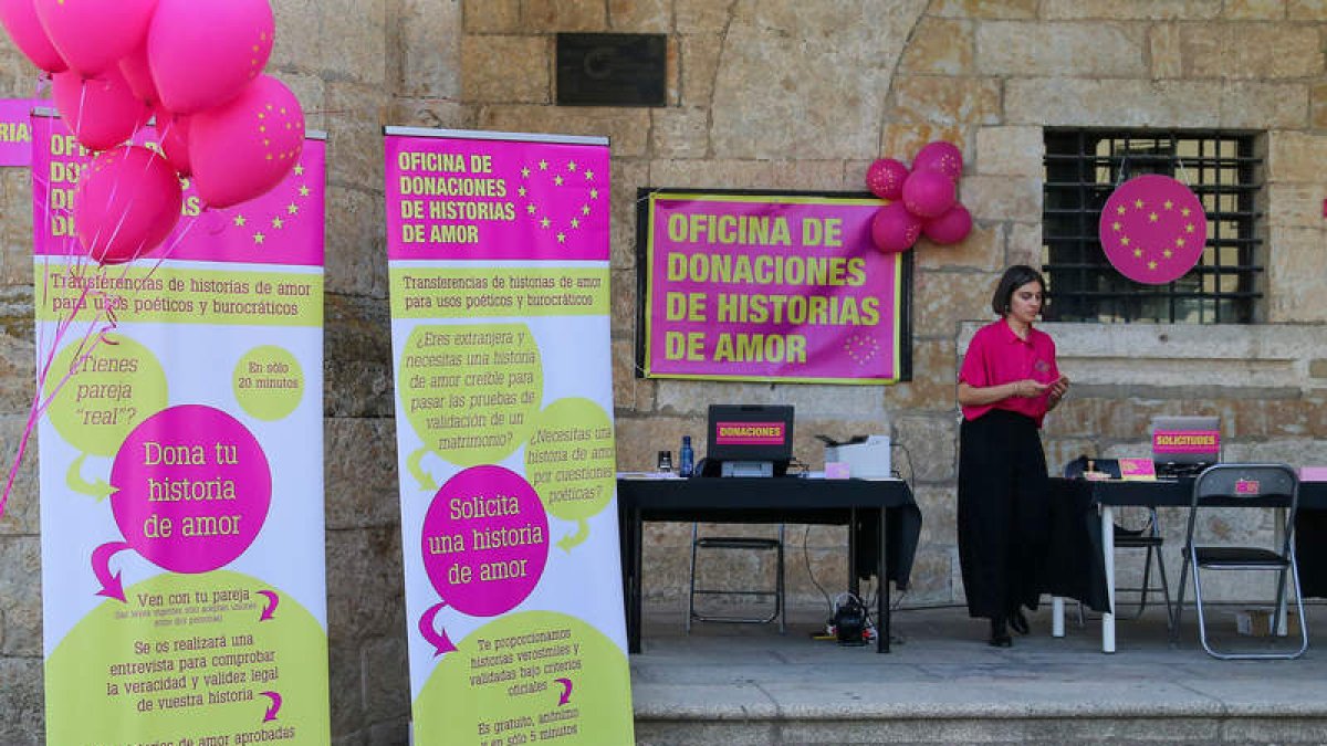 Clara García Fraile en su Oficina de historias de amor en la plaza mayor de Ciudad Rodrigo. J.M.GARCIA