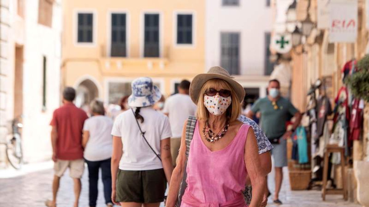 Muchas personas prefieren usar mascarilla en la calle. ARQUIMBAU