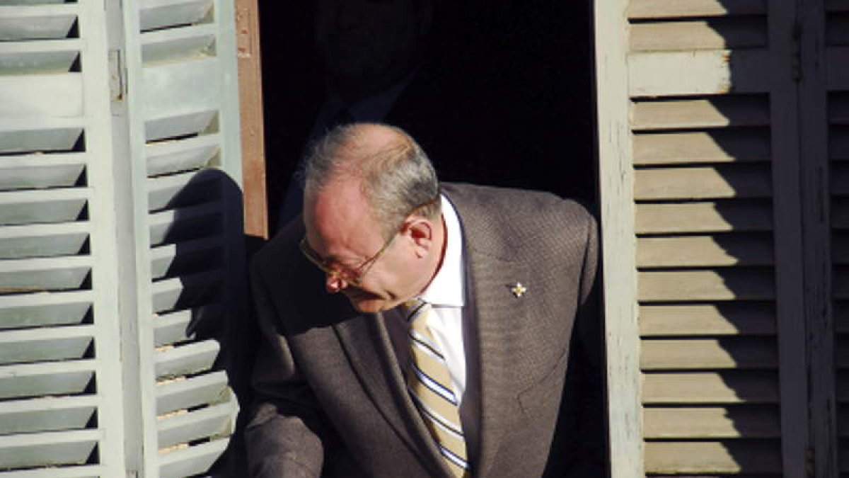 El juez José Castro se asoma a la ventana de su despacho, en una imagen de archivo.