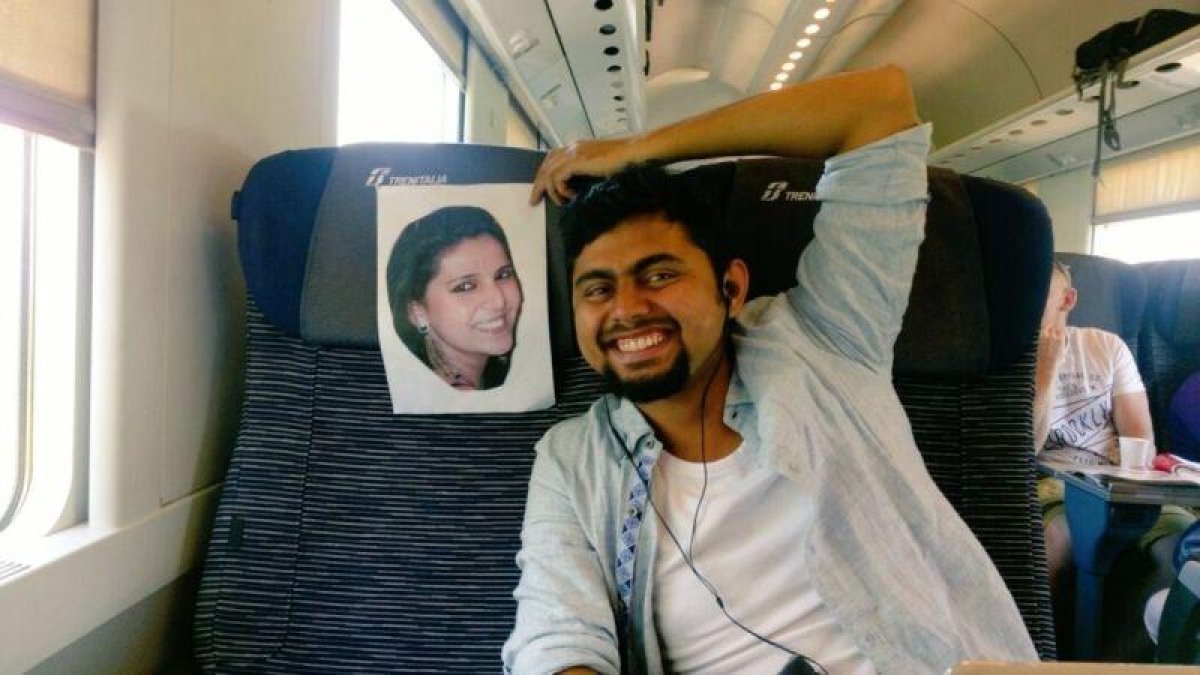 Faizan Patel, junto a una foto de su esposa, durante su luna de miel en Italia.