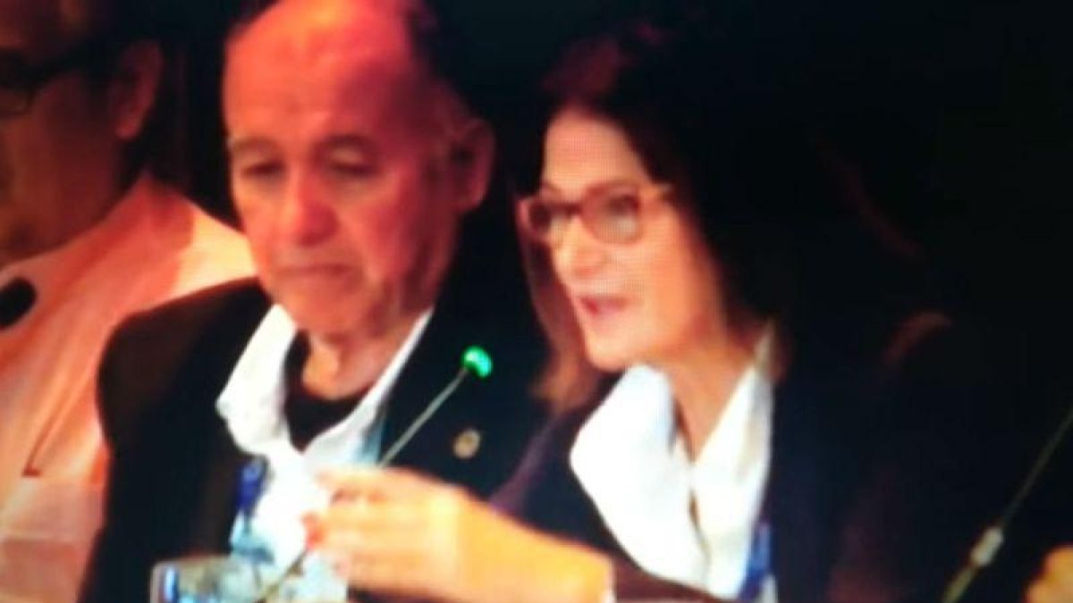 Julia Casanueva, durante su intervención ante la asamblea mundial de vela.