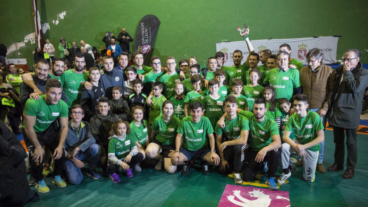 La Montaña sumó un nuevo triunfo en su pulso con la Ribera. Lo hizo tras un intenso y espectacular mano a mano. FERNANDO OTERO