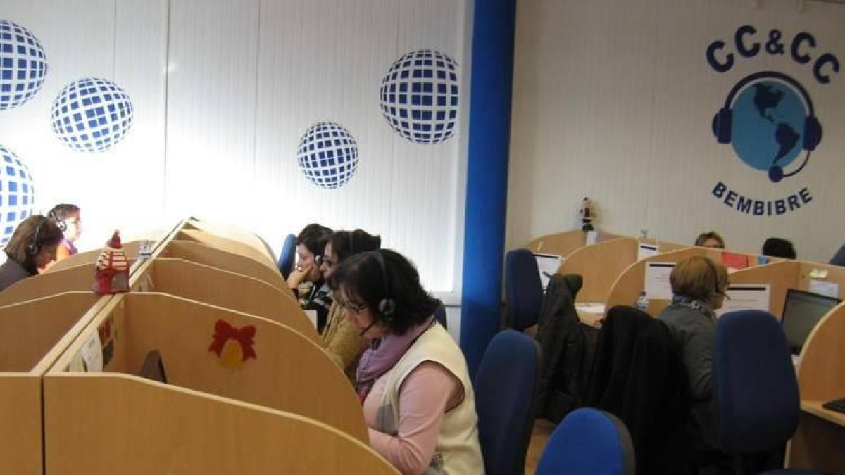 Trabajadores del call center CC&CC de Bembibre, en una imagen de archivo.