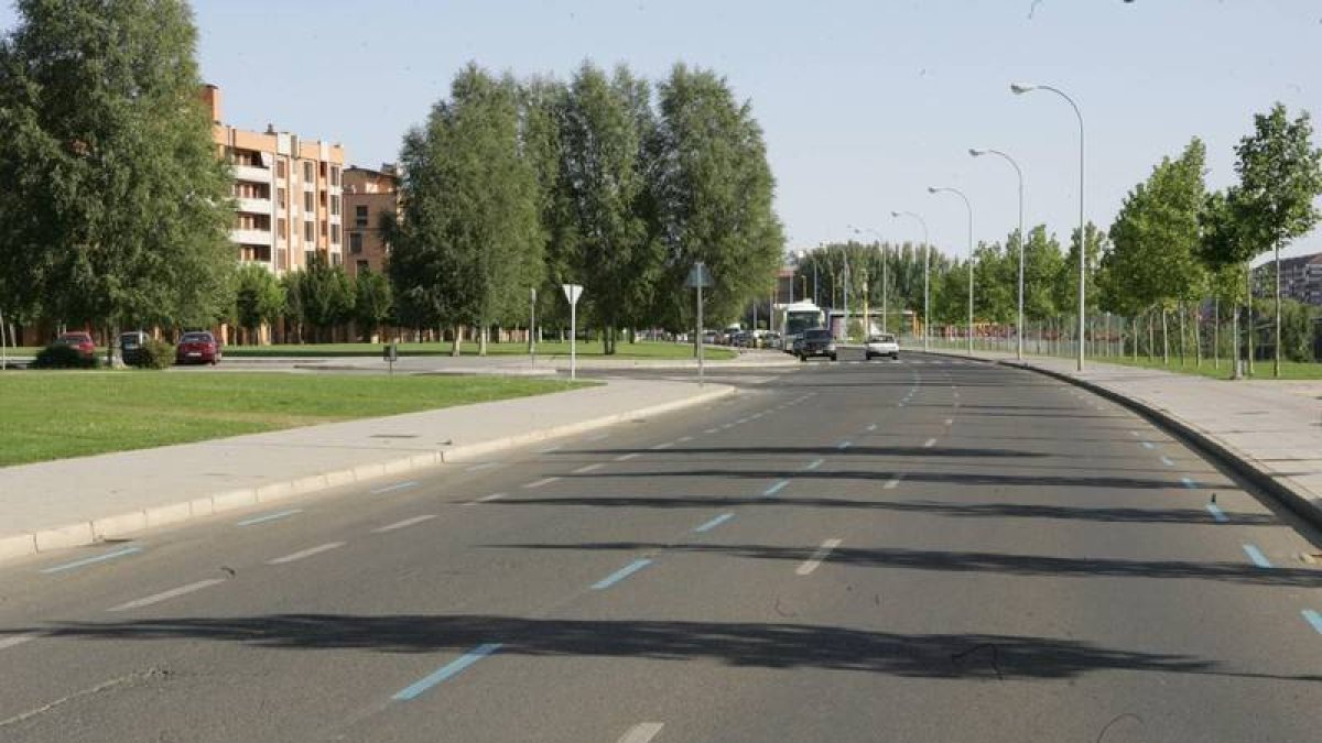 Dos turismos chocan en la avenida de Los Peregrinos de León y dejan a un hombre de 30 años herido