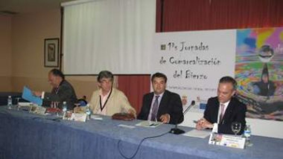 Eduardo Fernández, Jesús Esteban, José Luis Ramón y el moderador, durante la ponencia.