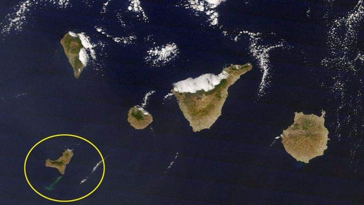 Fotografía de satélite donde se aprecian las manchas de las emisiones volcánicas (izquierda) producidas tras la erupción.