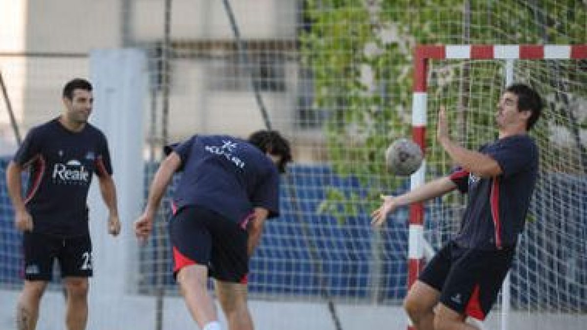 El equipo ademarista se entrenó ayer al aire libre en un polideportivo local.