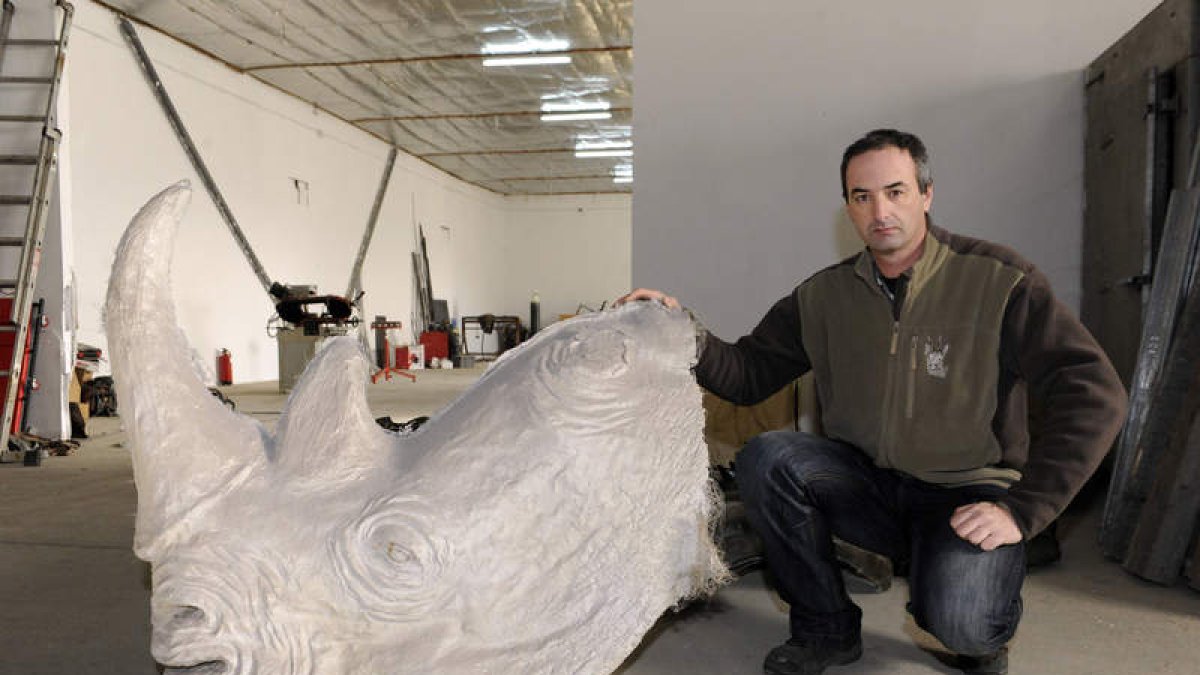 Adolfo Cuétara, junto a una reconstrucción de una cabeza de rinoceronte, en el taller donde trabaja en Santa Olaja, León.