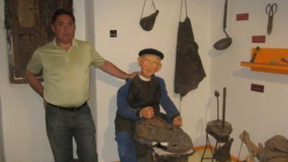 El alcalde Marcos Martínez, en el Museo Etnográfico.