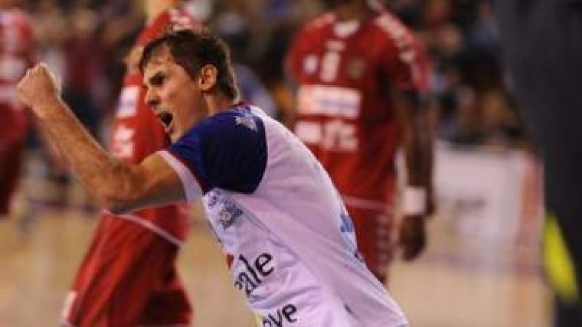El central serbio Dalibor Cutura podría ganar su primer trofeo como jugador del Ademar.