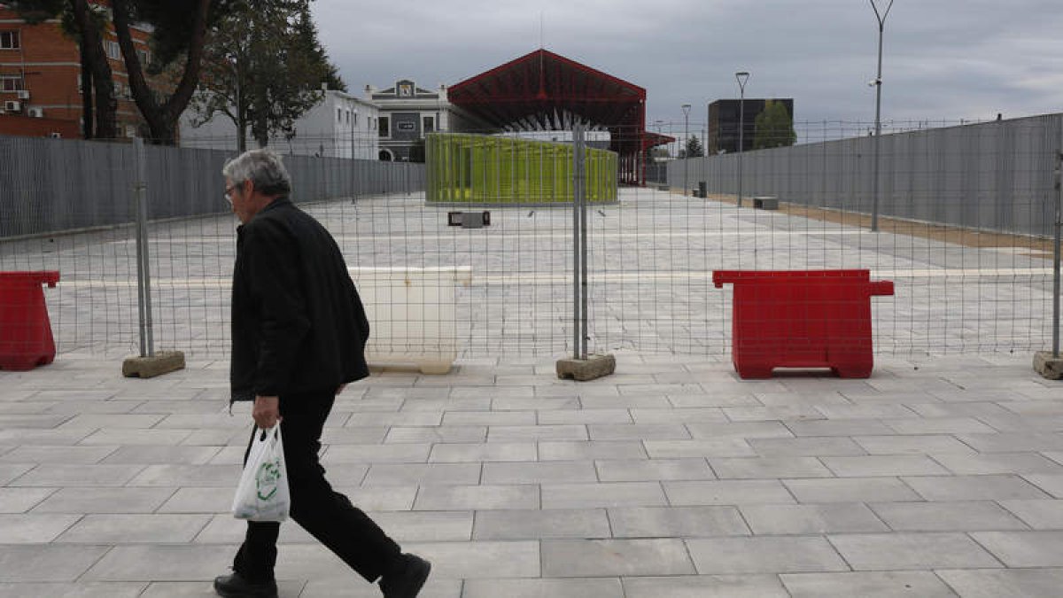 Primer tramo del pasillo peatonal, que define el nuevo espacio cedido a la ciudad por Adif. FERNANDO OTERO