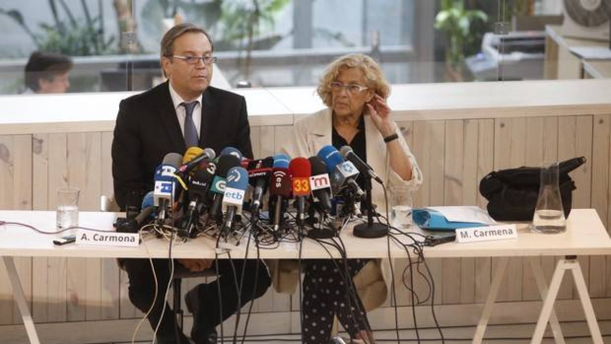 El líder del PSOE madrileño, Antonio Miguel Carmona, y la alcaldesa de Madrid, Manuela Carmena (Ahora Madrid), el pasado 12 de junio.