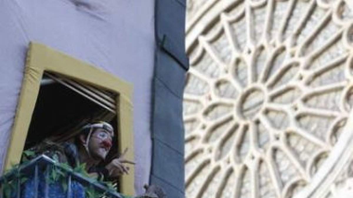 El espectáculo del teatro de calle volvió a inundar de público la plaza de la Catedral.