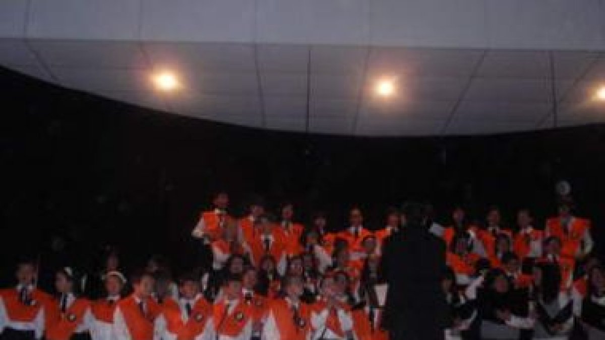 El aula coral de La Palomera y el coro juvenil IES Ordoño II cantaron juntos las últimas piezas