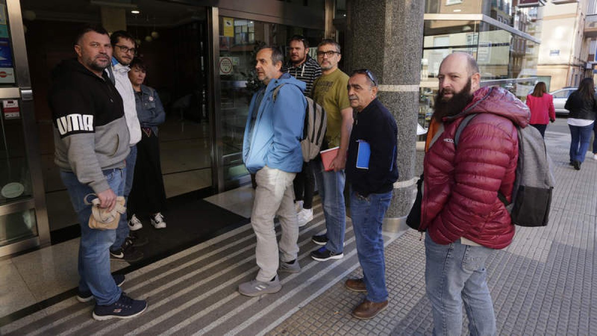 Los representantes de los trabajadores de LM a su llegada al Hotel Infantas de León donde se negocia. FERNANDO OTERO