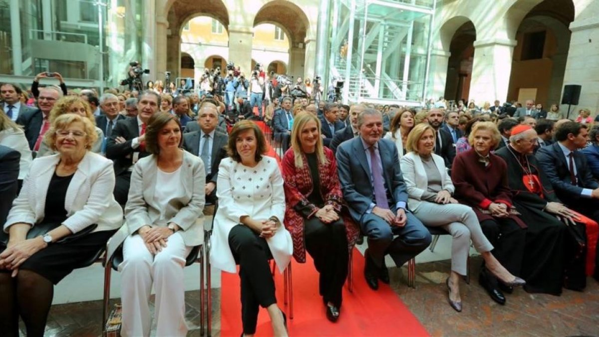 Cristina Cifuentes, el pasado Dos de Mayo, entre la vicepresidenta, Soraya Sáenz de Santamaría, y el ministro portavoz, Íñigo Méndez de Vigo.
