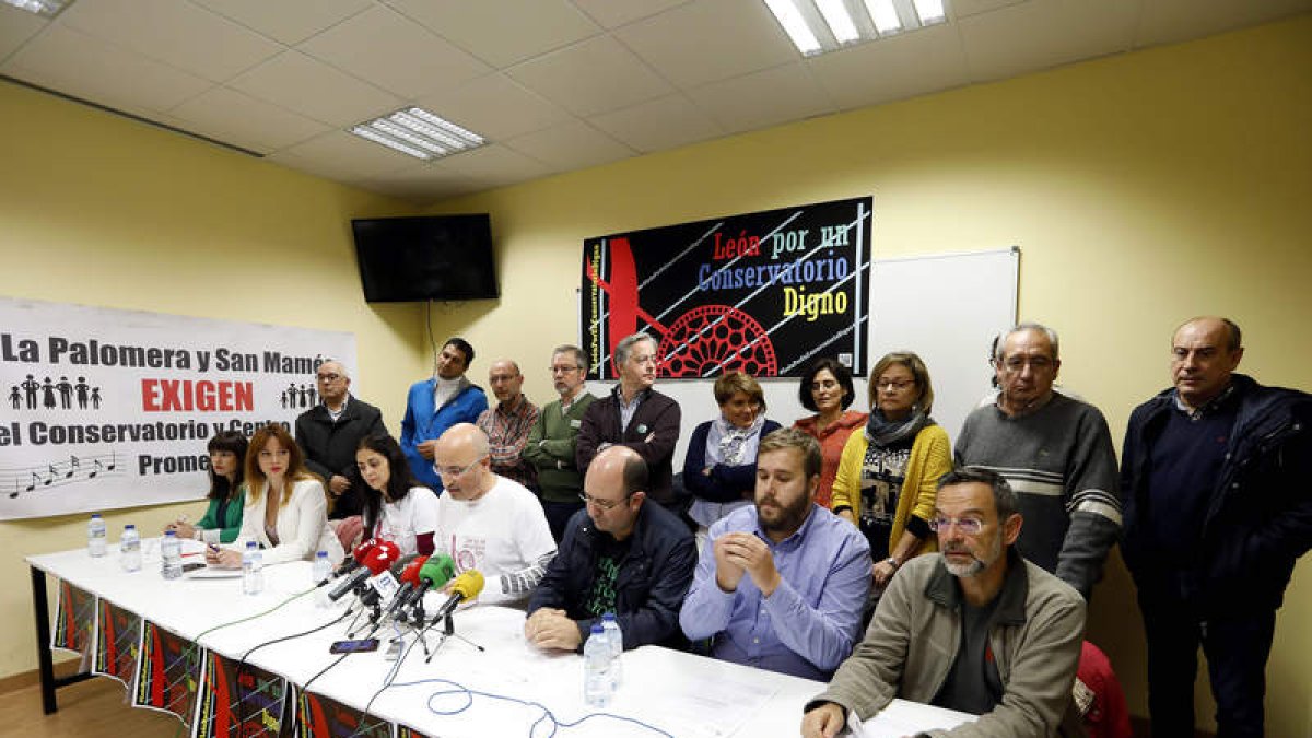 Miembros de la plataforma durante la denuncia pública. MARCIANO