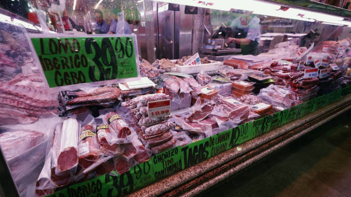 Vista de una carnicería en un mercado de Madrid. JAVIER LIZÓN