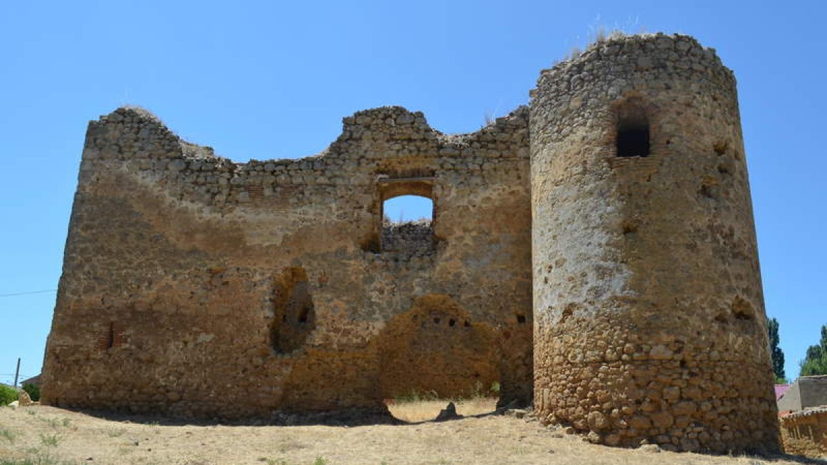Imagen del castillo del Alcuetas, situado en la parte de la localidad perteneciente al municipio de Villabraz. MEDINA