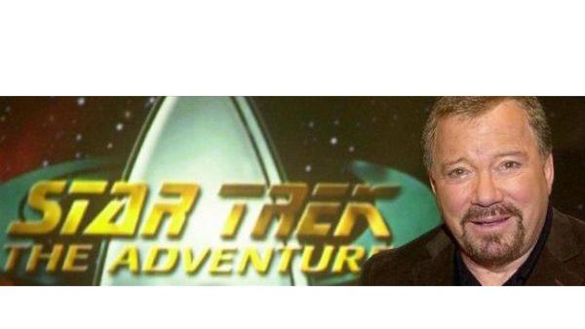 El actor William Shatner, ante un cartel de la saga de series y películas de 'Star Trek'.