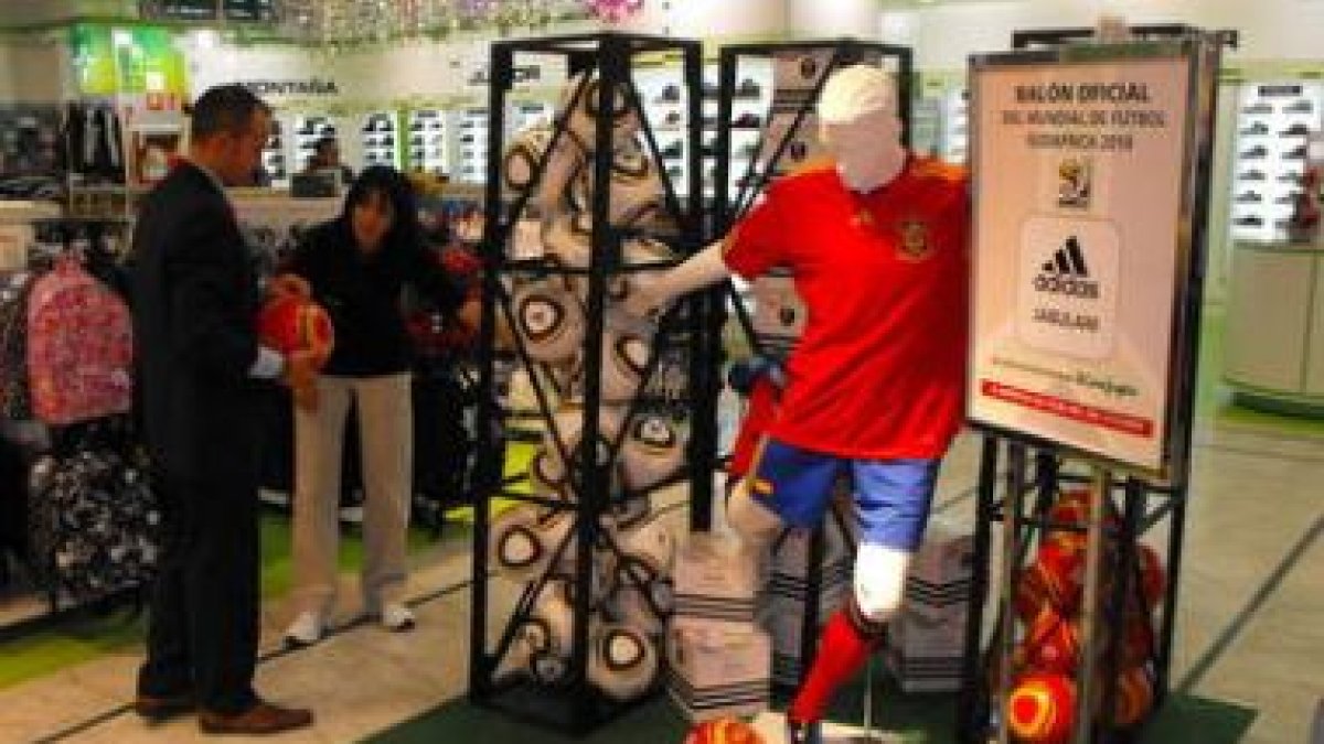 Los aficionados ya pueden adquirir el balón del Mundial.