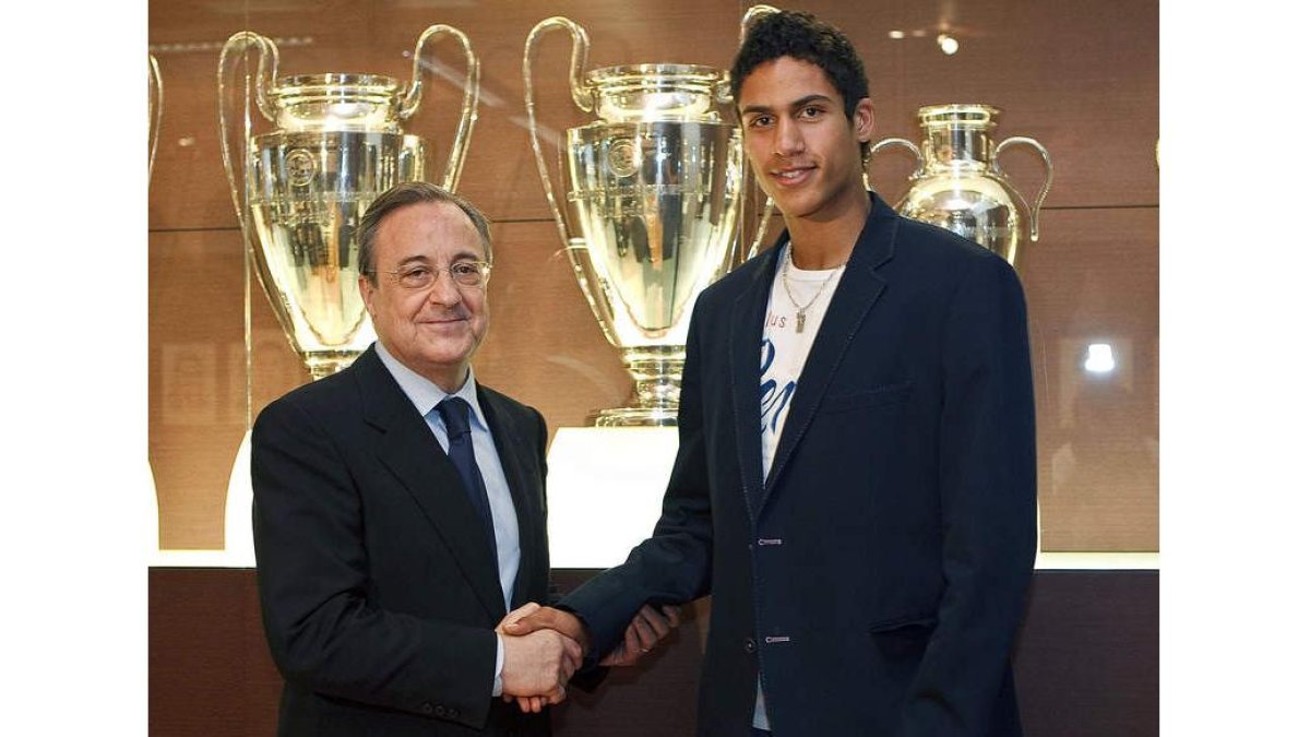 El presidente del Real Madrid, Florentino Pérez, con el francés Raphaël Varane.