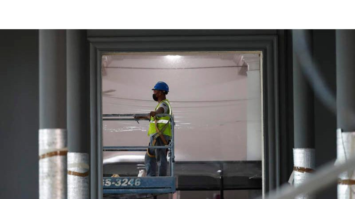 Un operario en una obra de rehabilitación de un edificio. BIENVENIDO VELASCO