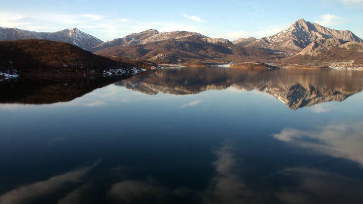 Imagen del pantano de Porma. JAVIER CASARES