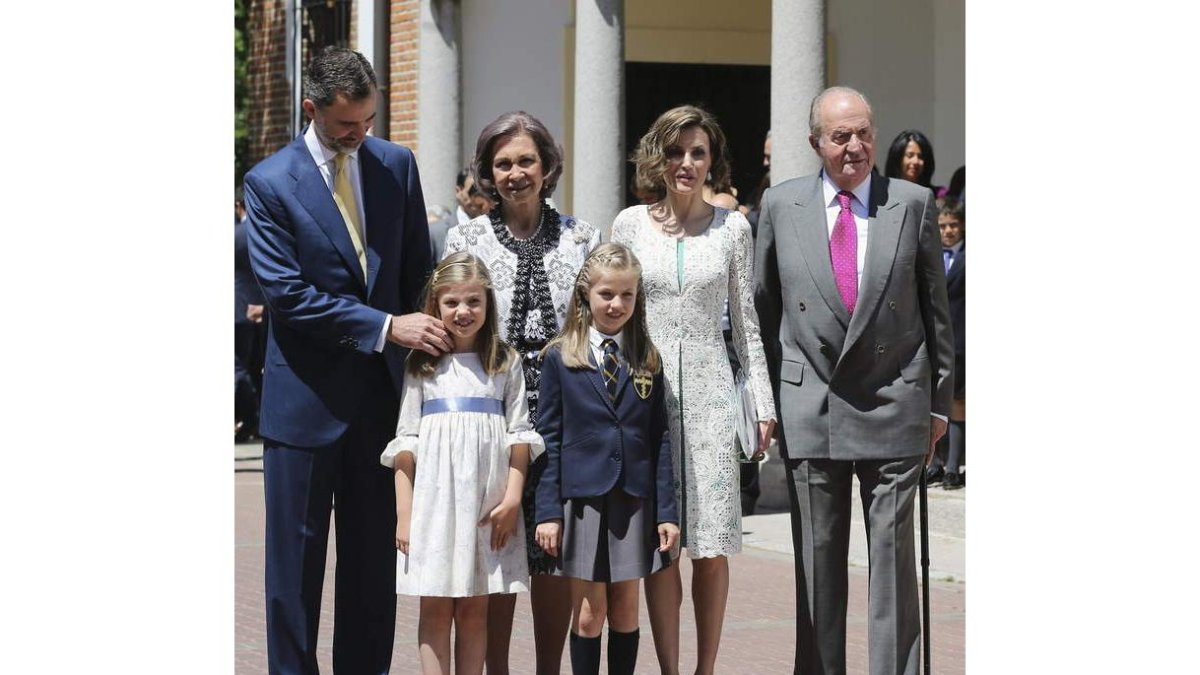 Leonor, acompañada por su hermana, los reyes y los reyes eméritos