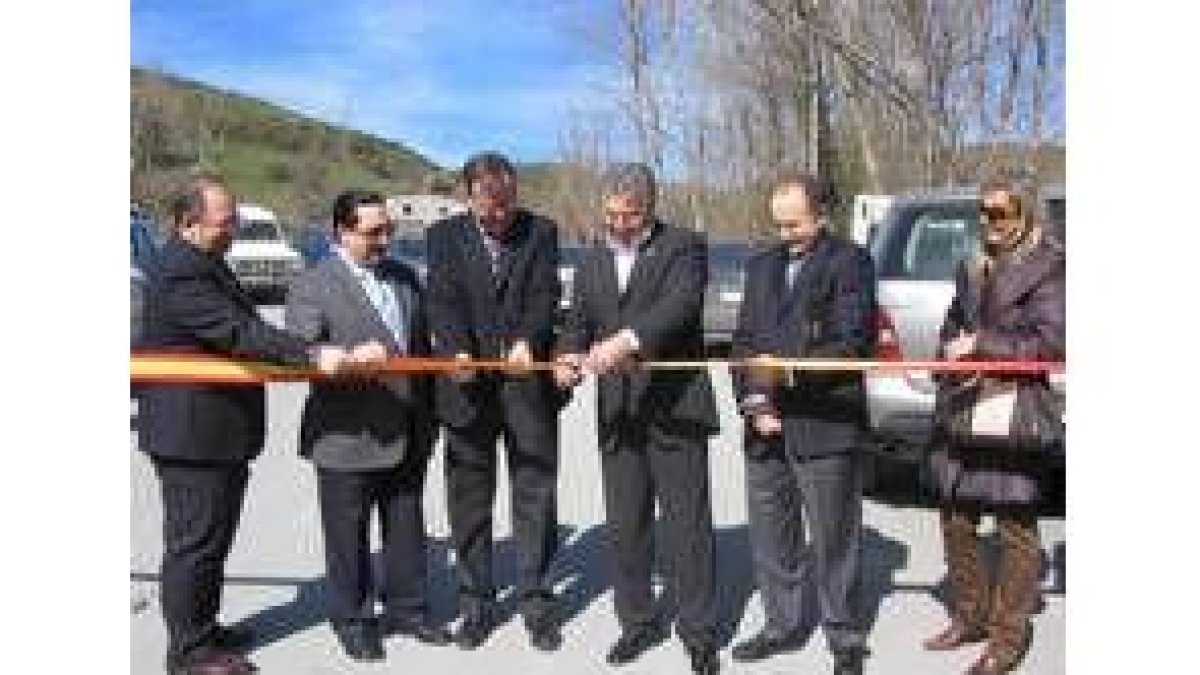 Las autoridades durante el corte de cinta inaugural de la carretera