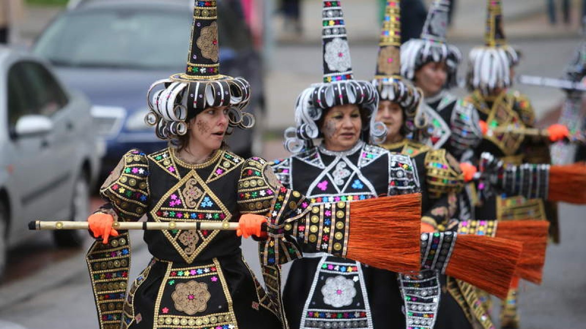‘Aquelarre de color’, de la peña La Corona, ganó entre los grupos grandes. l. de la mata