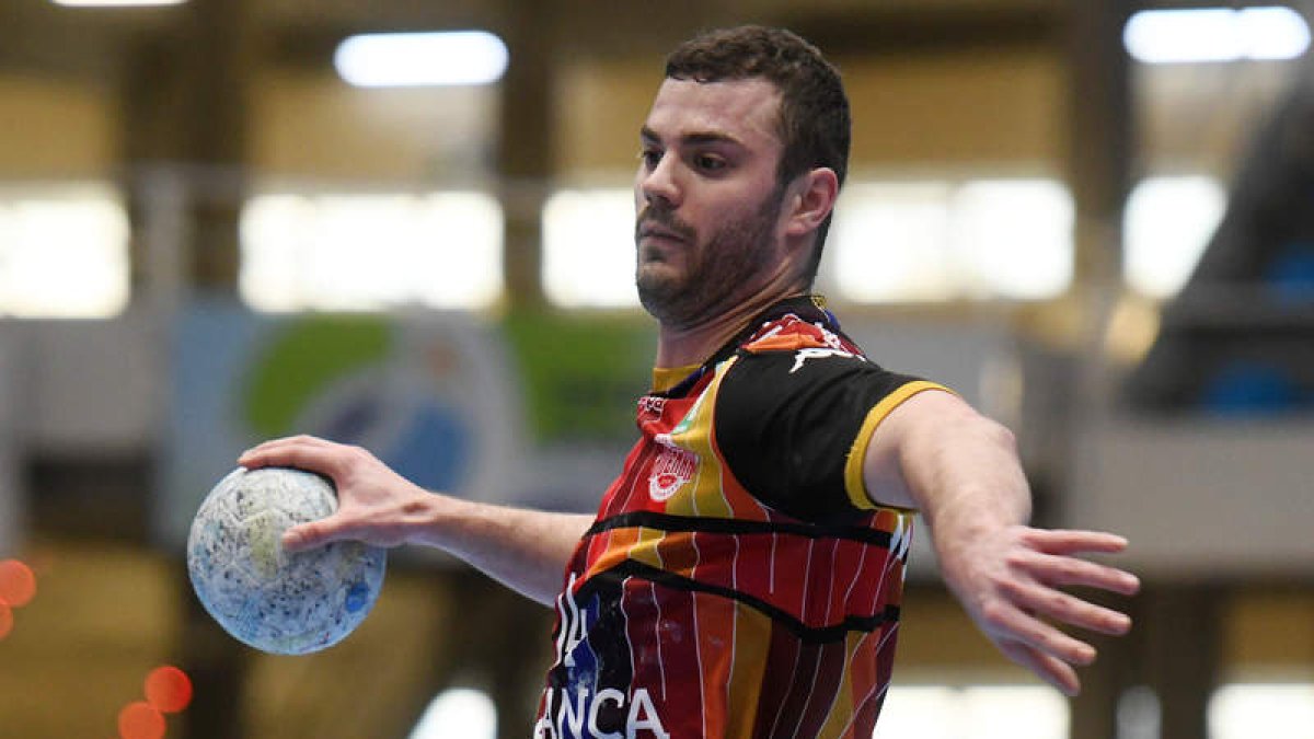 Milosavljevic podría salir del Ademar rumbo a Macedonia. LOF