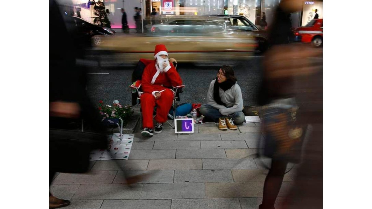 Papá Noel con un iPad en una calle de Tokio.