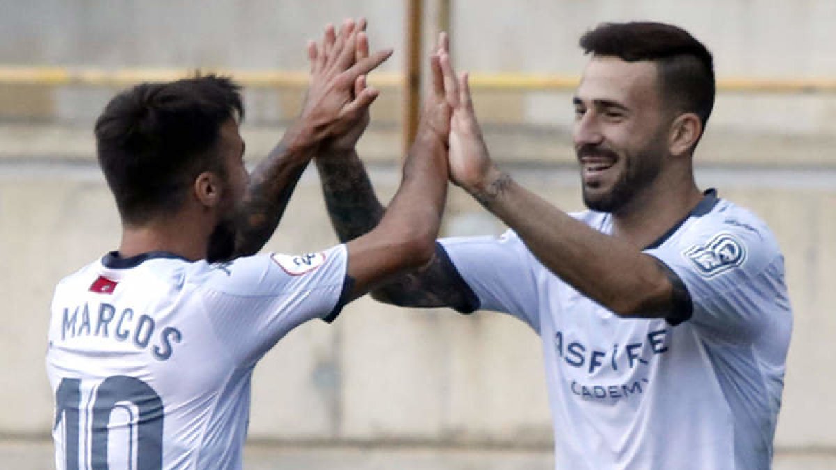 Sergio Marcos celebra con el delantero y goleador Dioni Villalba la goleada de la Cultural frente al Burgos CF en el Reino de León. MARCIANO PÉREZ