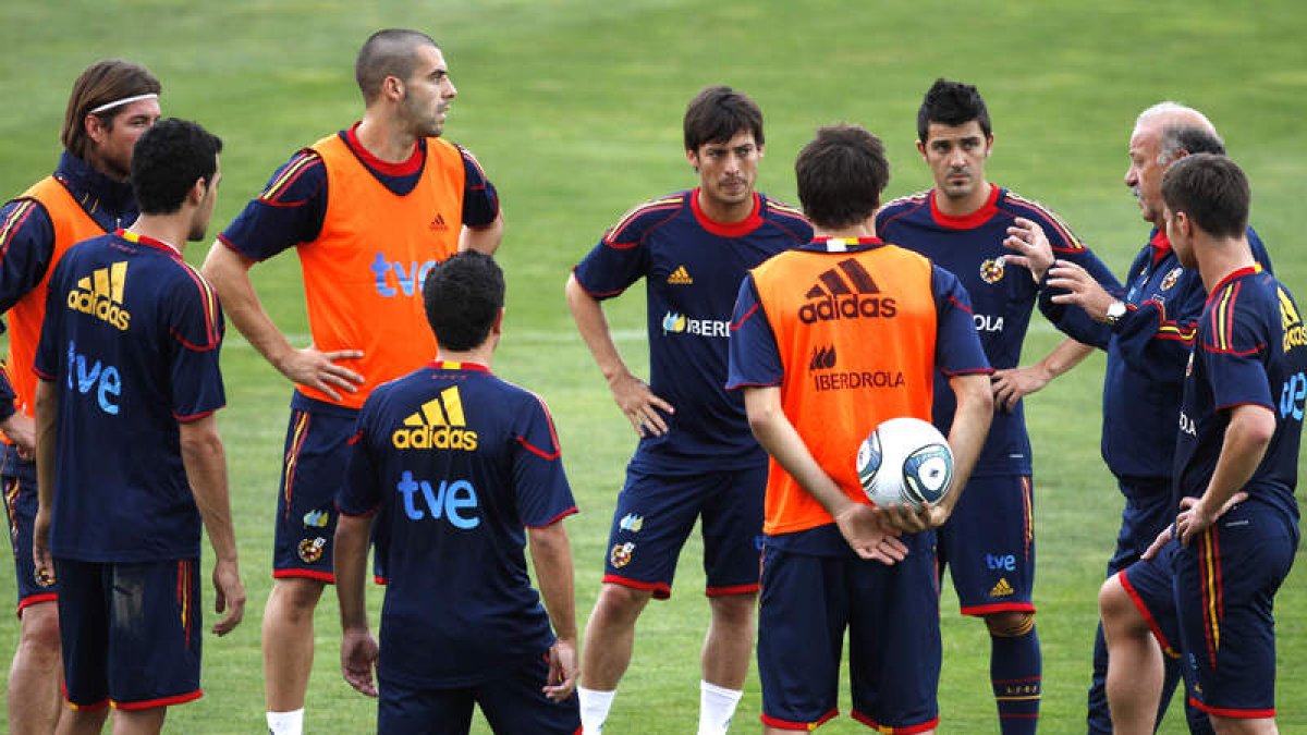 Los jugadores de la selección escuchan a Del Bosque.